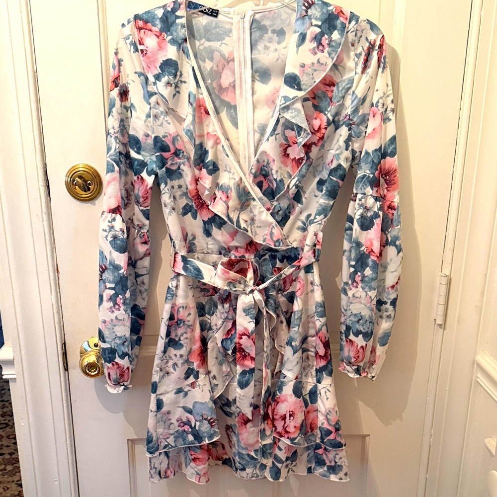 Quiz v-neck Floral Wrap Dress with Belt and Ruffle at neckline & hem sz S.